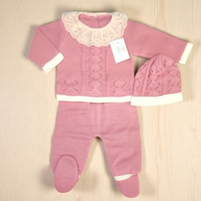 Conjunto de bebé rosa com camisola, calças e gorro em malha