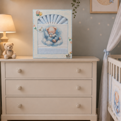 Quarto de bebé com cómoda bege, roupa de cama azul clara com urso e decoração temática de nuvens e estrelas.