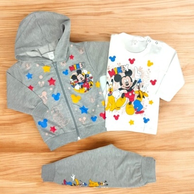 Conjunto infantil com casaco cinza, t-shirt branca e calças cinza com estampados do Mickey Mouse e estrelas coloridas