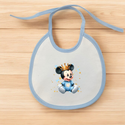 Babete de bebé branco com contorno azul e estampa de Mickey bebé com coroa dourada.