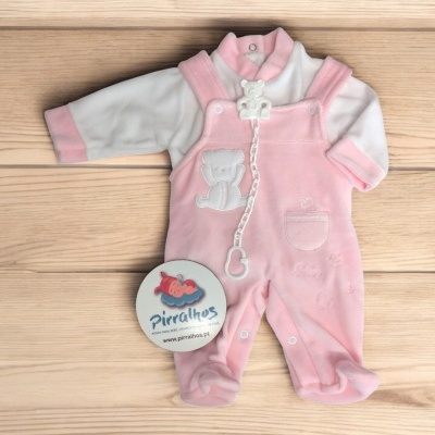 Conjunto de roupa de bebé com camisola branca e detalhes rosa, macacão rosa em veludo com ursinho bordado e prendedor para chucha