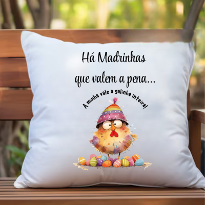 Almofada branca com estampa de galinha colorida e texto em português colocada num banco de madeira