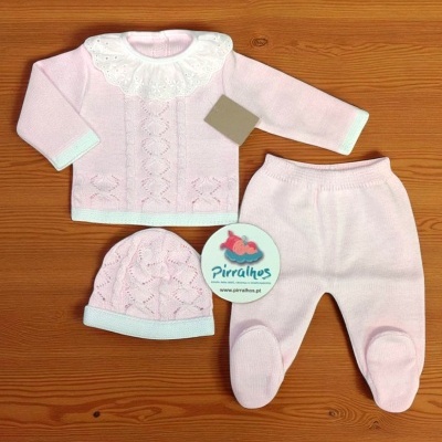 Conjunto de roupa de bebé rosa com gola branca e touca tricotada