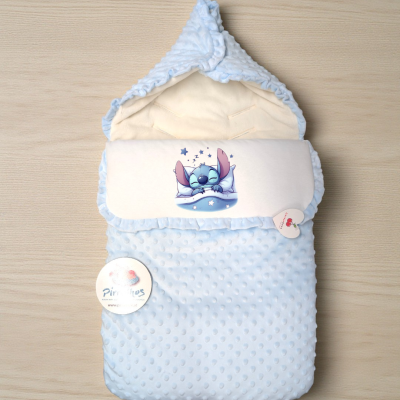 Saco de bebé azul claro com textura e estampado de personagem a dormir