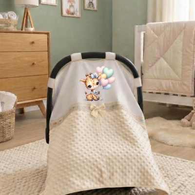 Cobertura de tecido cru com estampa de girafa numa cadeirinha de bebé