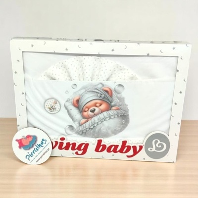 Conjunto para bebé com manta branca estampada numa caixa com imagem de urso e texto