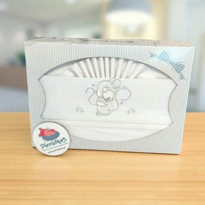 Pacote de bainhas de tecido branco bordadas com rato cinzento e azul em fundo com riscas cinzentas