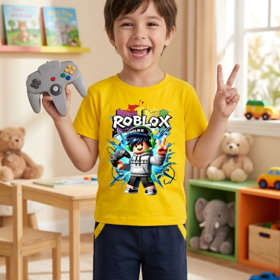 Menino com camiseta amarela ROBLOX e calções azuis a segurar comando de videojogo cinzento