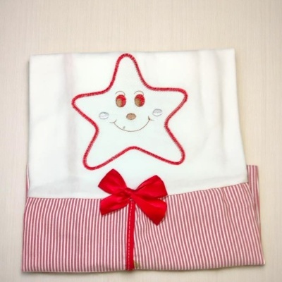 Toalha de banho infantile com estrela sorridente bordada e laço vermelho