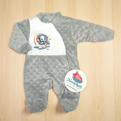 Pijama de bebé cinzento com elefante azul na frente e etiqueta redonda