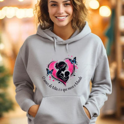 Sweatshirt cinzenta com estampa de mãe e bebé num coração rosa e texto em português.