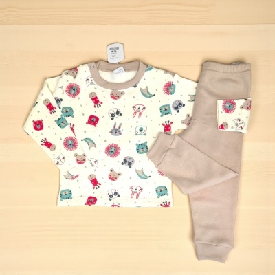 Conjunto de roupa para bebé com camisola estampada e calças bege