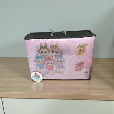 Bolsa organizadora para crianças rosa com personagens e texto L.A.B.U.BU