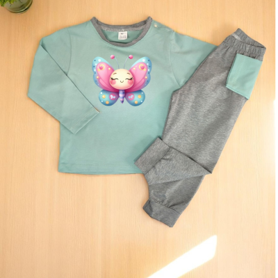Conjunto de pijama infantil com camisola verde-água estampada e calças cinzentas com bolso