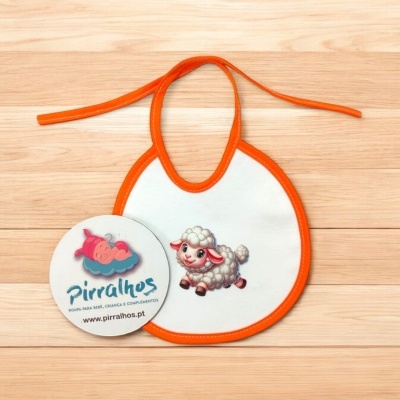 Babete branco com bordas laranja e estampa de ovelha, etiqueta da marca Pirralhos