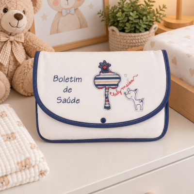 Bolsa organizadora branca com bordados e texto Boletim de Saúde