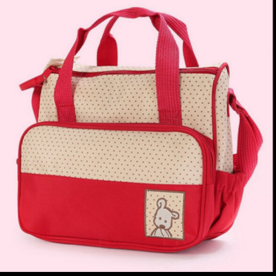 Bolsa de transporte para bebés vermelha e bege com padrão de pontos e desenho de coelho