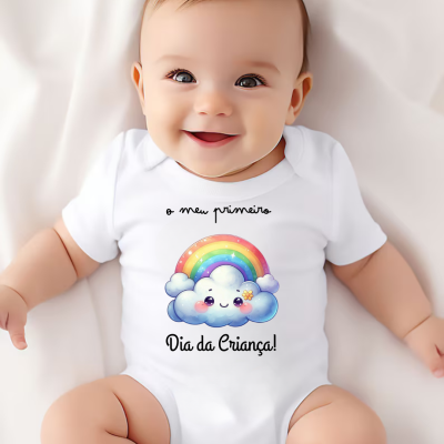 Body bebé branco com arco-íris e nuvem sorridente e texto comemorativo.