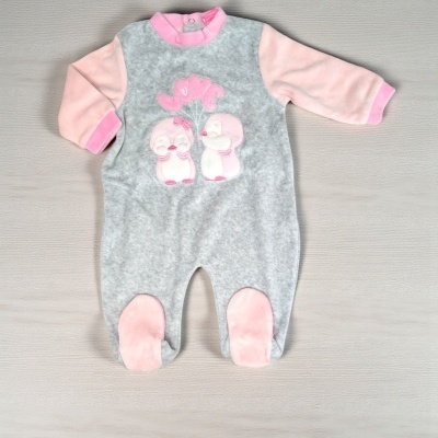 Pijama de bebé cinzento e rosa com desenho de pinguins e palavra LOVE