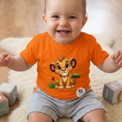 Bebé a sorrir com camisola laranja do Simba do Rei Leão e calções cinzentos