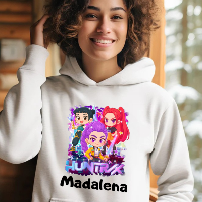 Sweatshirt branca com estampa colorida de personagens e texto