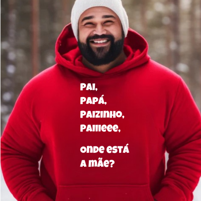 Homem com casaco vermelho e touca branca sorrindo na neve com texto no casaco