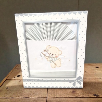 Fralda de bebé com bordado de ursinho, embalagem branca com pontos cinzentos