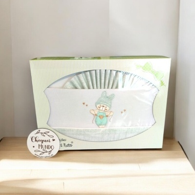 Conjunto de roupa de bebé branca e verde com bordado de coelho numa caixa verde e branca
