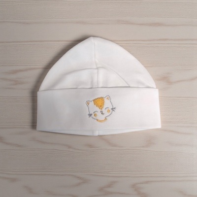 Gorro branco de bebé com bordado de rosto de gato amarelo