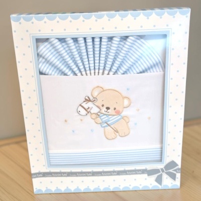 Jogo de cama para bebé com urso e riscas azuis embalagem com bolinhas