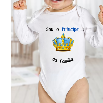 Body de bebé branco com coroa azul e dourada e texto em preto e azul