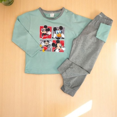 Conjunto de roupa infantil verde-água e cinzenta com estampados de Mickey e Donald