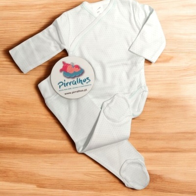 Conjunto branco para bebé com padrão de pontos pequenos e etiqueta redonda da marca Pirralhos.