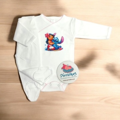 Body branco de bebé com personagens animados e etiqueta redonda com texto