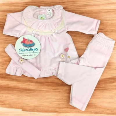Conjunto de roupa de bebé rosa com camisola, calças e faixa de cabelo