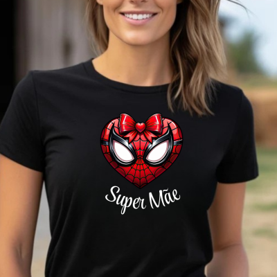 T-shirt preta com estampado de coração e texto 'Super Mãe' ao centro