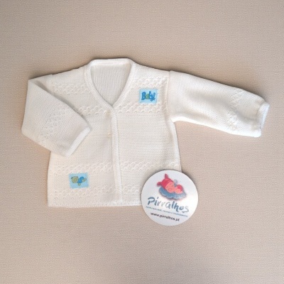 Casaco branco de malha para bebé com etiquetas e etiqueta redonda ao lado.