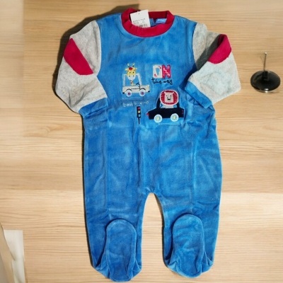 Macacão de bebé azul e cinza com motivos de veículos bordados