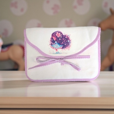 Carteira de tecido branco com bordas lilás e laço, com ilustração de menina de cabelos roxos e vestido azul
