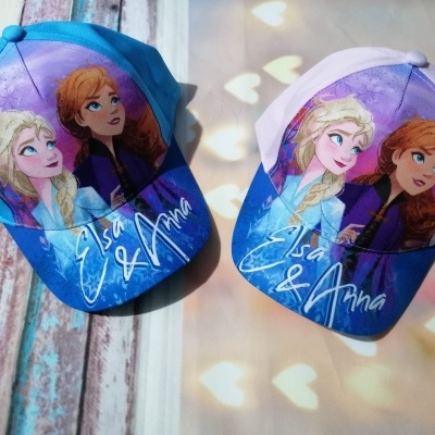 Dois bonés infantis com imagens das personagens Elsa e Anna do Frozen