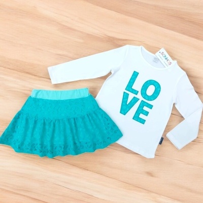 Conjunto infantil t-shirt branca manga comprida com palavra LOVE azul-turquesa e saia azul-turquesa com padrão em relevo