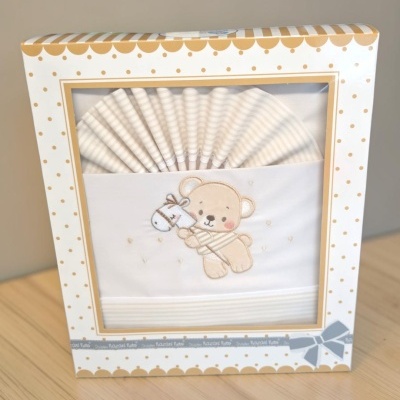 Roupa de bebé bege e branca com ursinho bordado em caixa decorativa