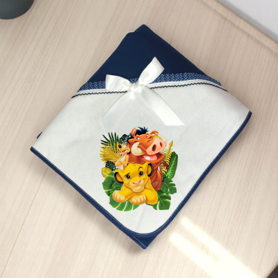 Fralda branca com borda azul e estampa do Rei Leão