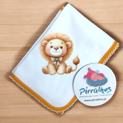 Manta branca com borda amarela e estampa de leão sorridente, etiqueta redonda da marca Pirralhos