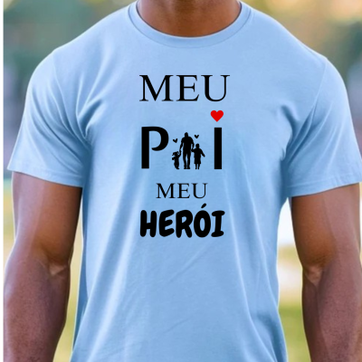 T-shirt azul clara com texto 'MEU PAI MEU HERÓI' e silhueta de pai e filhos