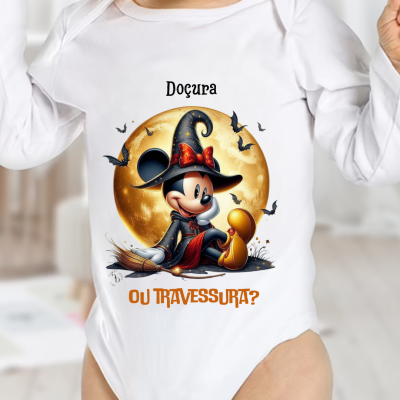 Body branco de bebé com estampa de personagem infantil vestido de bruxa e texto em português