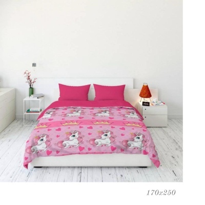 Cama dupla com roupa de cama rosa com unicórnios, almofadas rosa e mesa de cabeceira em ambiente branco