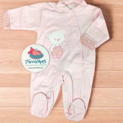 Pijama rosa claro de bebé com ursinho bordado e botões de pressão