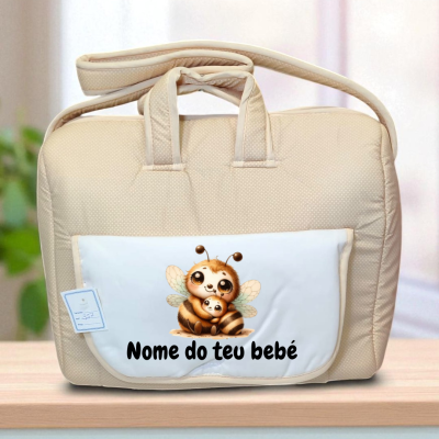 Mala de bebé bege acolchoada com bolso branco e ilustração de abelhas e texto
