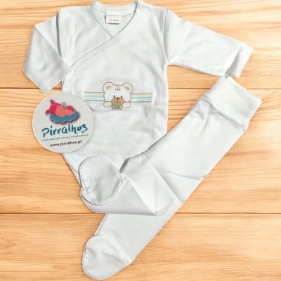 Conjunto de bebé branco com body de ursinho e peúgas integradas